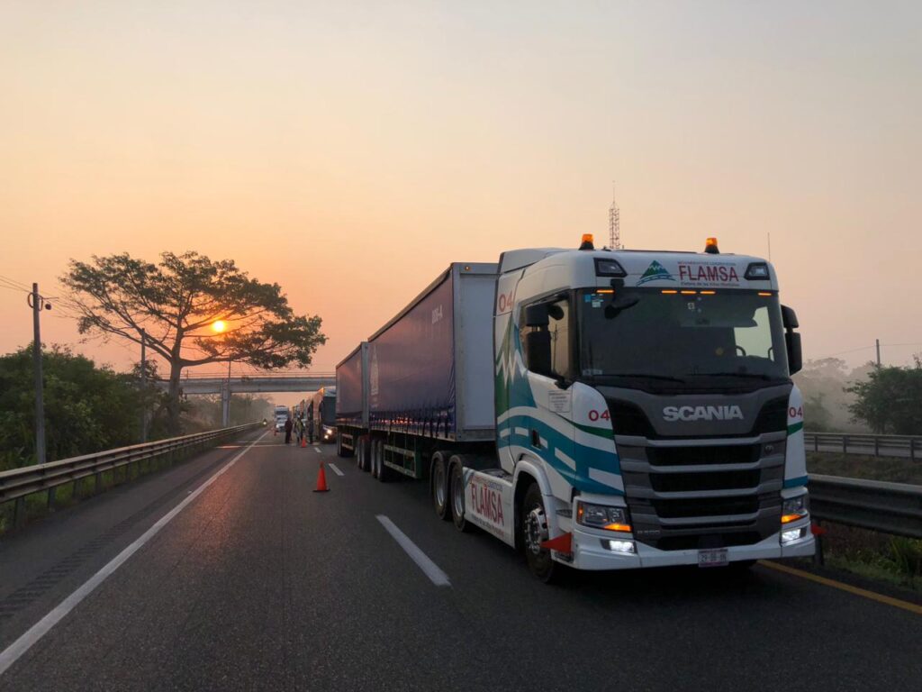 Fotografía de una unidad FLAMSA marca SCANIA en una puesta de sol.